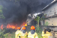 Kebakaran Gudang Ban Warnai Lebaran di Palembang