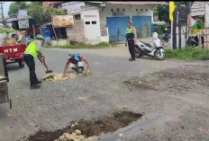 Bikin Macet, Anggota Satlantas Tampal Jalan Lintas Sumatera dengan Koral