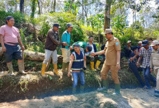 Tanggapi Keluhan Warga, Abusama Gunakan Dana Pribadi untuk Perbaiki Jalan