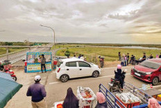 VIRAL! Ramai-Ramai Nikmati Pemandangan Matari Terbenam dan Berfoto Berlatar Jalan Tol