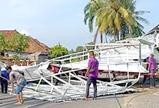 Angin Puting Beliung Terjang OKU Timur, Rumah Rusak dan Listrik Lumpuh