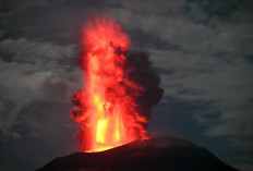 Gunung Ibu di Halmahera Barat Meletus