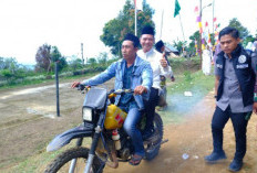 Wabup OKU Selatan Naik Motor Demi Hadiri HUT ke-19 Desa Pematang Obar