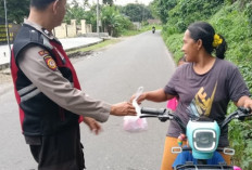Penuhi Kebutuhan Puasa, Bagikan Takjil ke Masyarakat