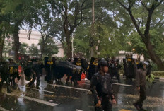 Demo Tunjangan DPR Dibubarkan Aparat dengan Gas Air Mata