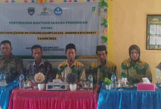 Baznas OKU Timur Beri 150 Paket Bantuan Bagi Siswa Kurang Mampu