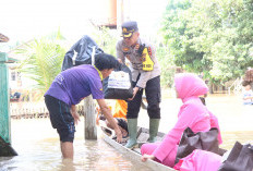 Bagikan Ratusan Paket Sembako Kepada Korban Banjir 