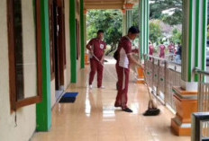 Sambut HUT Bhayangkara ke-79, Polsek BSA Bersihkan Masjid 