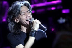 Fariz RM Ceria Dijenguk Rekannya