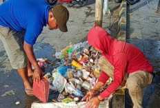 Wisata Danau Ranau Padat Pengunjung, DLH OKU Selatan Turunkan Tim Kebersihan