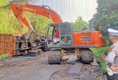 Truk Batu Bara Terguling Bikin Jalan Rusak Parah