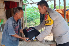 Bagikan Puluhan Paket Sembako, Datangi Pondok Pesantren