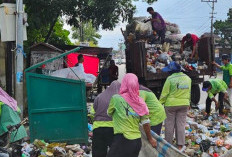 Truk Pengangkut Terhenti, Sampah Menumpuk 