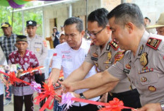 Kapolres OKU Timur Serahkan Rumah Baru untuk Warga Kurang Mampu