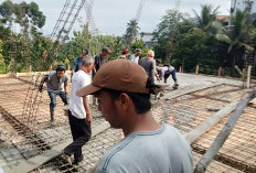 Warga Gotong Royong Cor Lantai Masjid Batu Belang Jaya