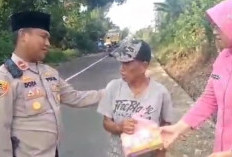 Bagi Takjil, Sekaligus Sosialisasi Tentang Kamtoibmas