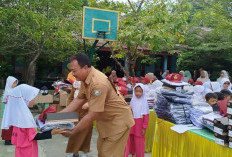 Anak-Anak SDN 43 OKU Ceria Terima Seragam Sekolah Gratis dari Pemkab OKU
