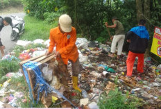 Bersihkan Sampah Menumpuk Menuju Kawasan Wisata Danau Ranau