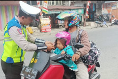 Satlantas Polres OKUS Bagikan Helm Gratis Untuk Anak-anak