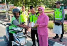 Bagi Takjil ke Pengguna Jalan