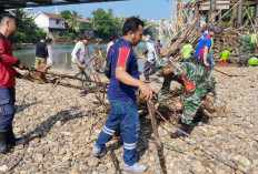 Angkut Sampah hingga Bambu di Sungai Ogan