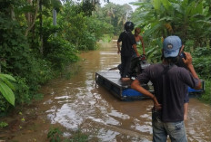 Dilanda Banjir, Terpaksa Naik Perahu