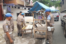 Berjualan di Trotoar, Satpol PP OKU Tertibkan Pedagang Pasar Atas