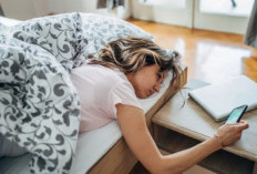 Bangun Tidur Langsung Cek HP? Ini Dampak Buruknya bagi Otak dan Mental