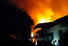 Kebakaran Hebat Landa Permukiman Padat, Sejumlah Rumah Hangus Terbakar