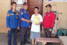Siswa SMP Minta Bantuan Damkar Muaradua Bungkus Kado untuk Guru