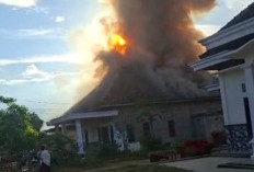 Lilin Sambar Tumpahan BBM, Kebakaran Hebat Hanguskan Rumah