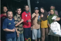 Disdamkarmat OKU Selatan Evakuasi Sarang Tawon Vespa dari Rumah Warga