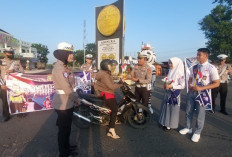 Hadirkan Badut Zebra, Bagikan Bendera ke Pengguna Jalan