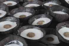 Mangkuak Sayak, Kue Tradisional Padang yang Unik Disajikan dalam Tempurung Kelapa
