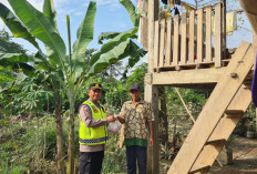 Bagikan Daging Kurban ke Warga Kurang Mampu dan Terdampak Banjir