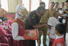 Kejari OKU Selatan Bagikan 800 KIA, Permudah Akses Pendidikan dan Kesehatan