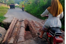 Akses Menuju Mekakau Ilir Rusak Parah, Warga Minta Perbaikan Segera