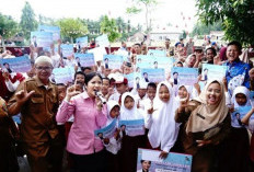 Dorong Pemerataan Akses Pendidikan, Ratu Tenny Salurkan PIP di OKU Timur