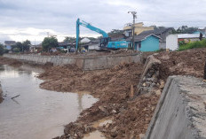 Belum Rampung, Proyek Normalisasi Ambrol Tuai Protes Warga