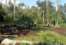 Warga Gotong Royong Bersihkan Lahan Bangun Pesantren