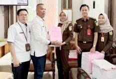 Kepala Kejaksaan Negeri OKI melimpahkan berkas perkara dan barang bukti tiga tersangka dugaan tindak pidana ko