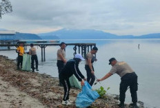 Jaga Kebersihan Danau Ranau, Rutin Lakukan Pembersihan