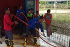 Damkar OKU Selatan Bantu Bersihkan Lumpur Pasca Banjir