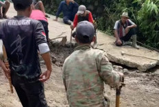 Sering Makan Korban Warga Perbaiki Jalan Rusak di Tebing Meranti