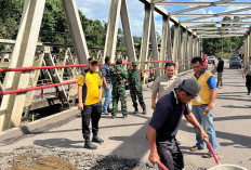 Gotong Royong TUtup Jalan Lintas