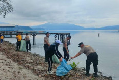 Pemerintah Kecamatan Banding Agung Bersihkan Sampah di Tepian Danau Ranau