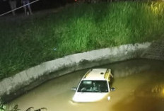 Hindari Tabrakan, Fortuner Nyemplung ke Irigasi 5 Penumpang Selamat