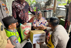 Polres OKU Bagikan Bansos kepada Warga Kurang Mampu