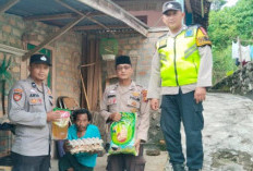 Bhabinkamtibmas Polsek Muaradua Salurkan Sembako untuk Warga Kurang Mampu