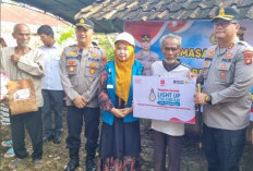 PT PLN dan Polres OKU Berikan Bansos dan Pemasangan Listrik Gratis